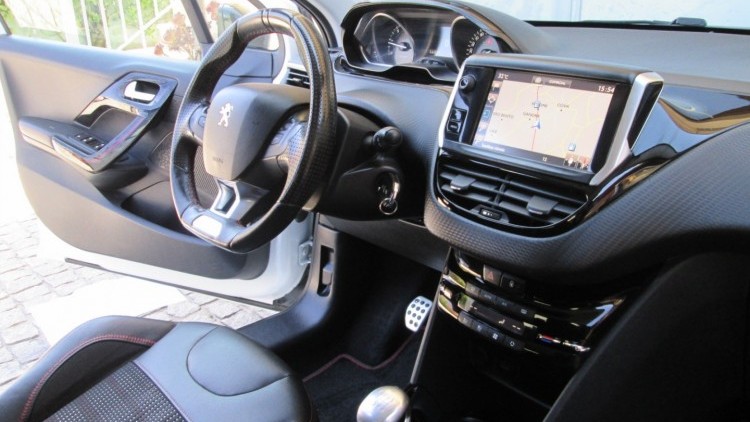 Peugeot 2008 1.6 BlueHDI " GT LINE "