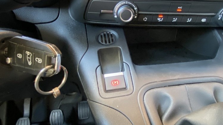 Citro&euml;n Berlingo 1.6 BlueHDI 100cv CARPLAY e CAMARA